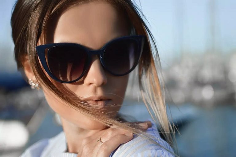 How To Wear Cool Tiny Sunglasses Fashionably